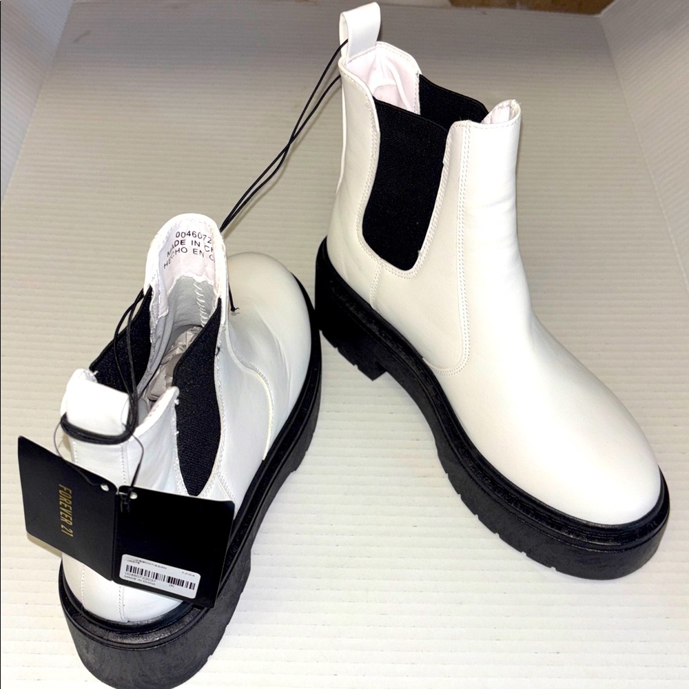 Forever 21 Black White Platform Combat Ankle Boots Fall Winter Size 8 NWT